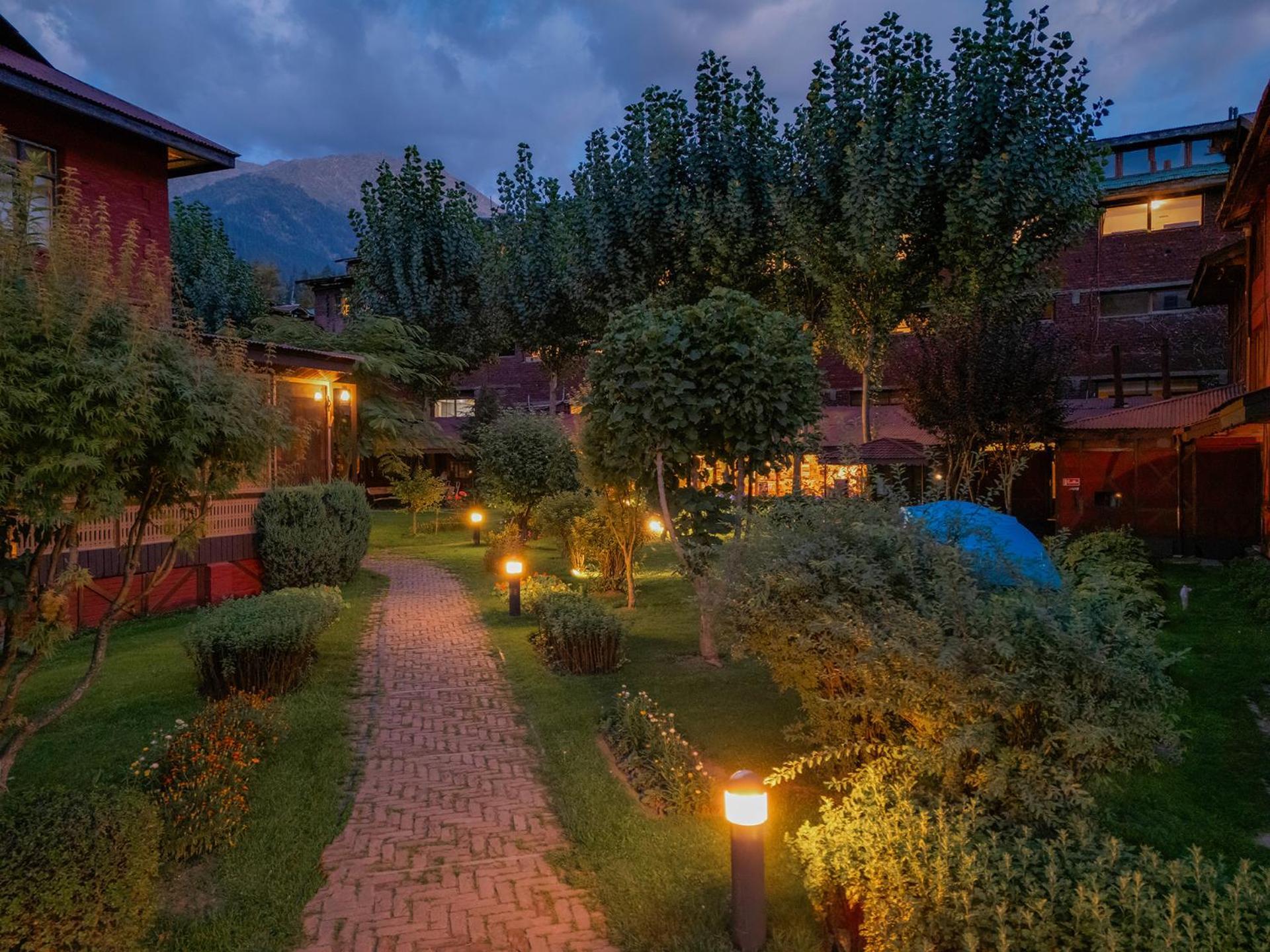 (100 m²), 1 Schlafzimmer und 1 eigene Badezimmer in Pahalgām Exterior foto